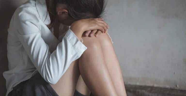 落ち込む女性
